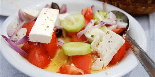 Салат с огурцами, томатами на гриле и фетой