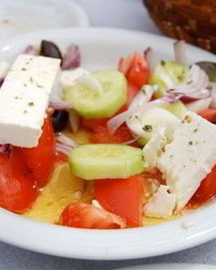 Салат с огурцами, томатами на гриле и фетой