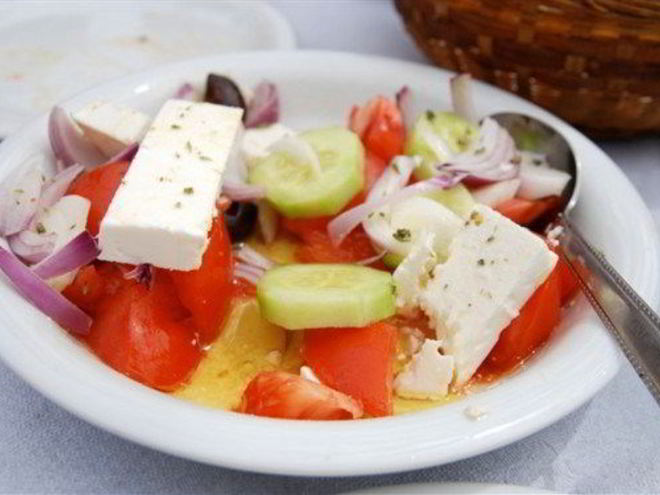 Рецепт салата с огурцами, томатами на гриле и фетой