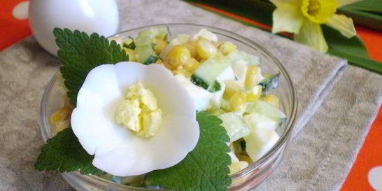 Салат с огурцом и кукурузой