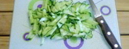 салат с огурцом и кукурузой. Шаг 2