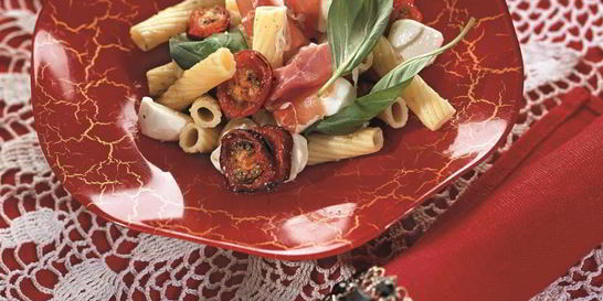 Салат с пенне под соусом песто