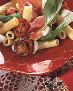 Салат с пенне под соусом песто