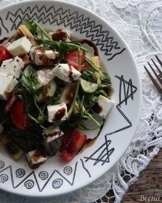 Салат с рукколой и маринованными початками кукурузы