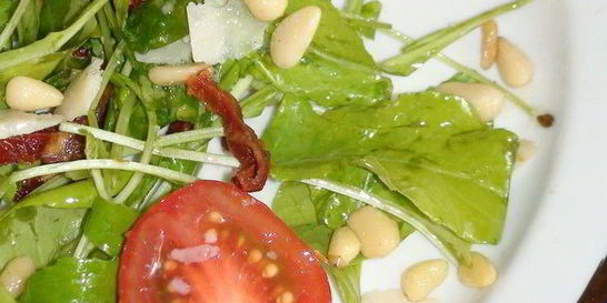 Салат с руколой и кедровыми орешками