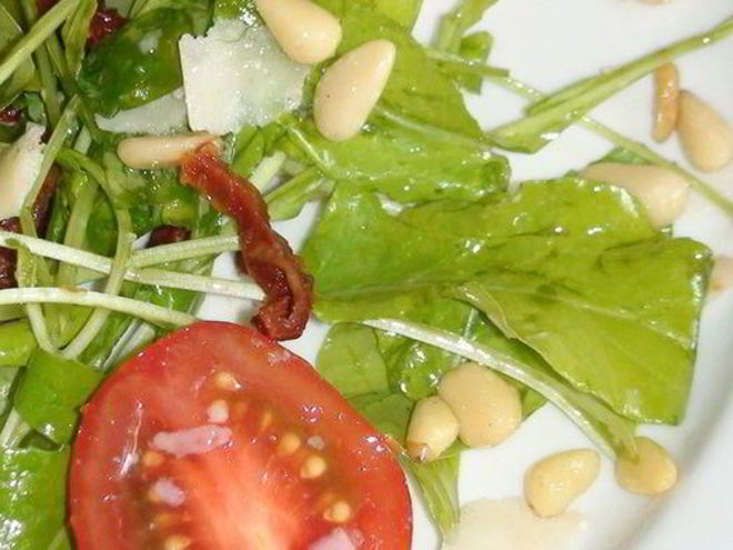Рецепт салата с руколой и кедровыми орешками