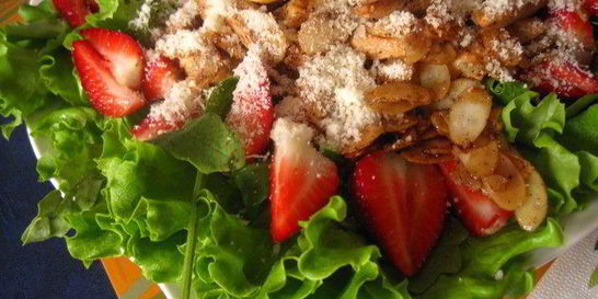Салат с руколой, клубникой и курицей