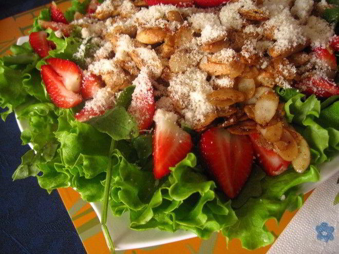 Рецепт салата с руколой, клубникой и курицей