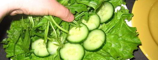 салат с руколой, клубникой и курицей. Шаг 2