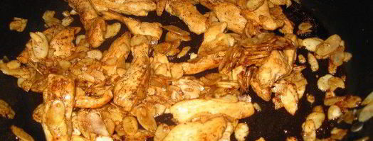 салат с руколой, клубникой и курицей. Шаг 3