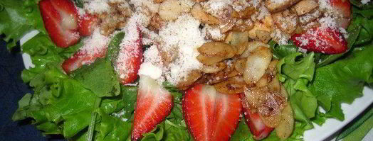 салат с руколой, клубникой и курицей. Шаг 4