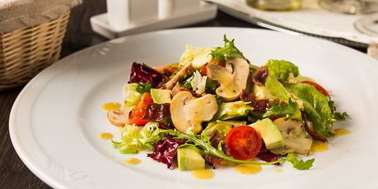 Салат с шампиньонами, авокадо и хрустящим беконом