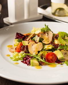 Салат с шампиньонами, авокадо и хрустящим беконом