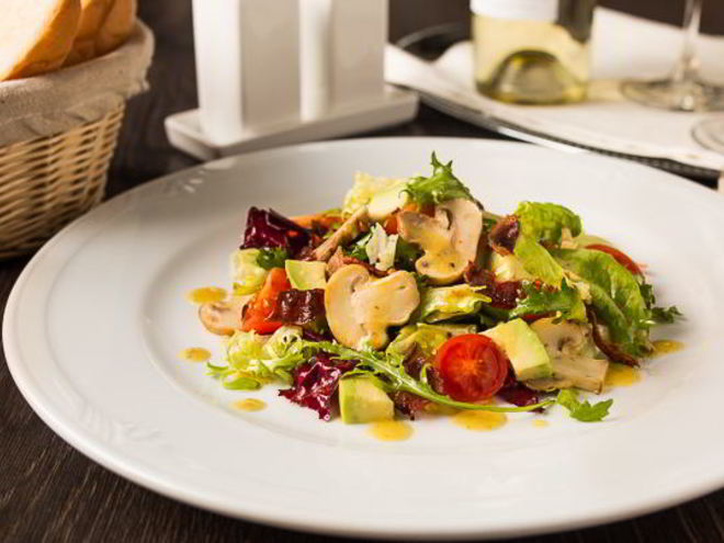 Рецепт салата с шампиньонами, авокадо и хрустящим беконом