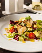 Салат с шампиньонами, авокадо и хрустящим беконом