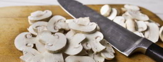 салат с шампиньонами, авокадо и хрустящим беконом. Шаг 6