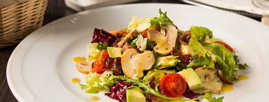 салат с шампиньонами, авокадо и хрустящим беконом. Шаг 15