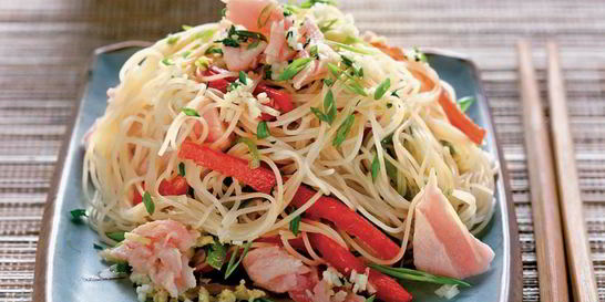 Салат с тунцом и рисовой лапшой