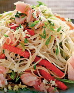 Салат с тунцом и рисовой лапшой