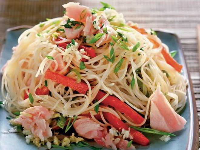 Рецепт салата с тунцом и рисовой лапшой