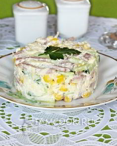 Салат с ветчиной, кукурузой, сыром и свежим огурцом