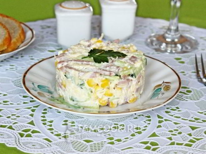 Рецепт салата с ветчиной, кукурузой, сыром и свежим огурцом