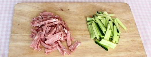 салат с ветчиной, кукурузой, сыром и свежим огурцом. Шаг 4