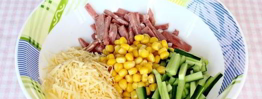 салат с ветчиной, кукурузой, сыром и свежим огурцом. Шаг 6