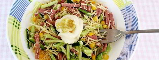 салат с ветчиной, кукурузой, сыром и свежим огурцом. Шаг 7