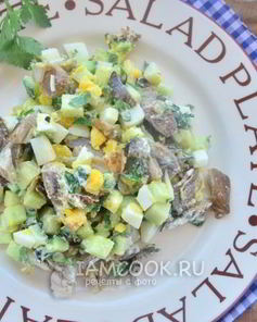 Салат с жареными вешенками