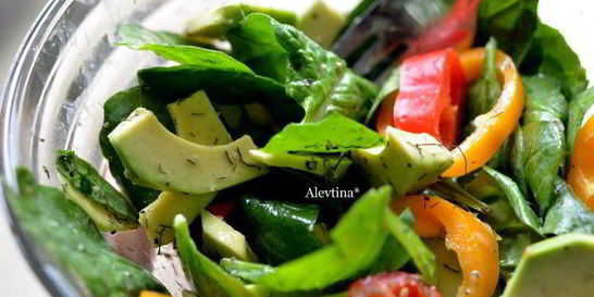 Салат шпинатный с авокадо