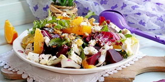 Салат со свеклой, апельсином и козьим сыром