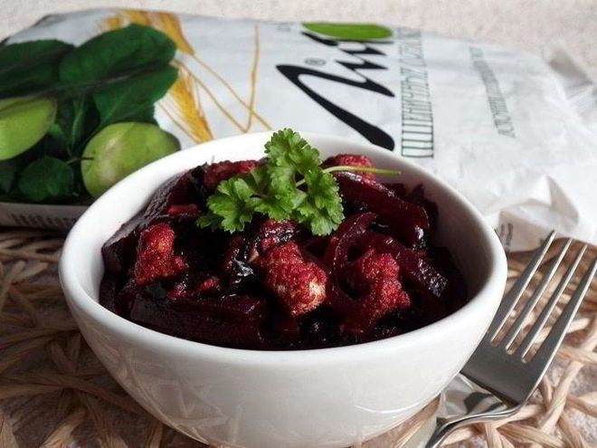Рецепт салата со свеклой, черносливом и отрубями