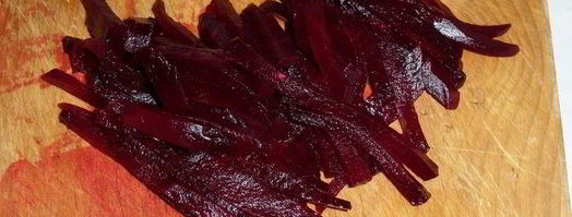 салат со свеклой, черносливом и отрубями. Шаг 4