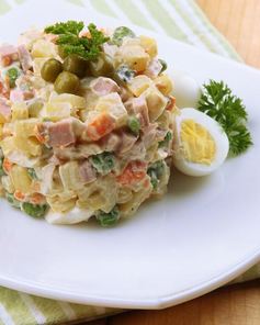 Салат столичный с колбасой