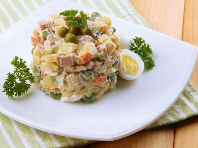 Рецепт салата столичного с колбасой