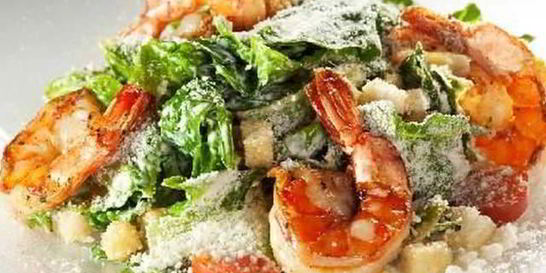 Салат цезарь с креветками