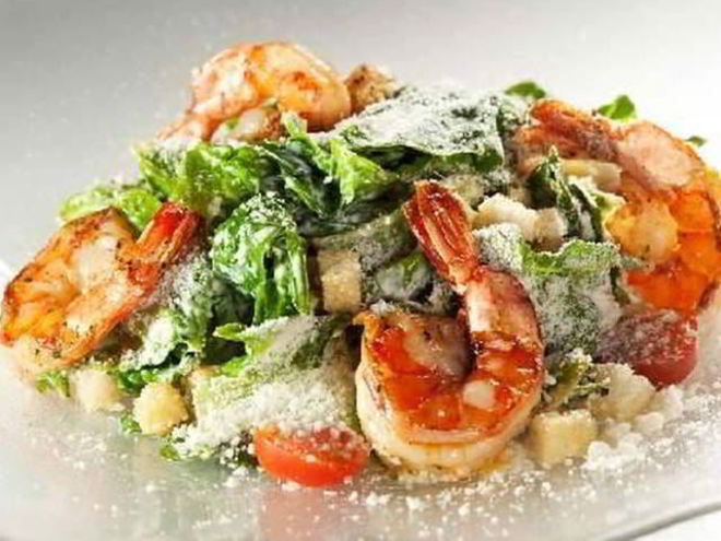 Рецепт салата цезарь с креветками