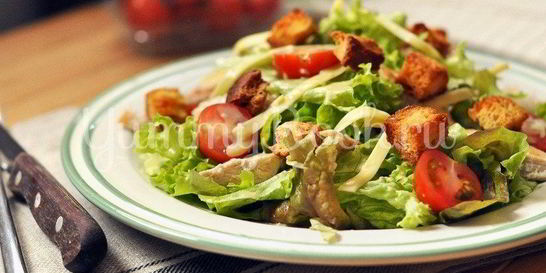 Салат Цезарь с курицей