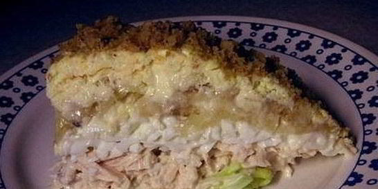 Слоеный салат Нежность с курицей и бананом