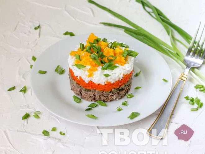 Рецепт слоеного салата с говяжьей печенью