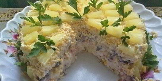 Слоеный салат с курицей, грибами, кукурузой и ананасом