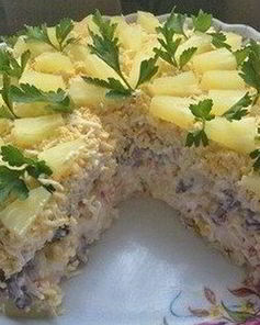 Слоеный салат с курицей, грибами, кукурузой и ананасом