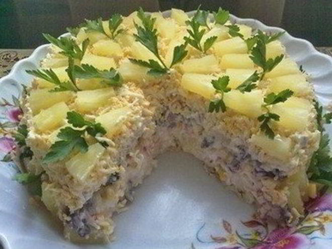 Рецепт слоеного салата с курицей, грибами, кукурузой и ананасом
