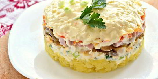 Слоеный салат с маринованными грибами