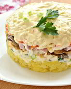 Слоеный салат с маринованными грибами