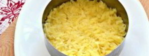 слоеный салат с маринованными грибами. Шаг 2