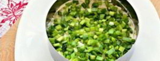 слоеный салат с маринованными грибами. Шаг 3