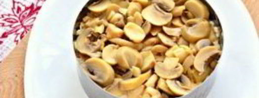 слоеный салат с маринованными грибами. Шаг 5