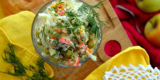 Сочный салат с овощами и крабовыми палочками